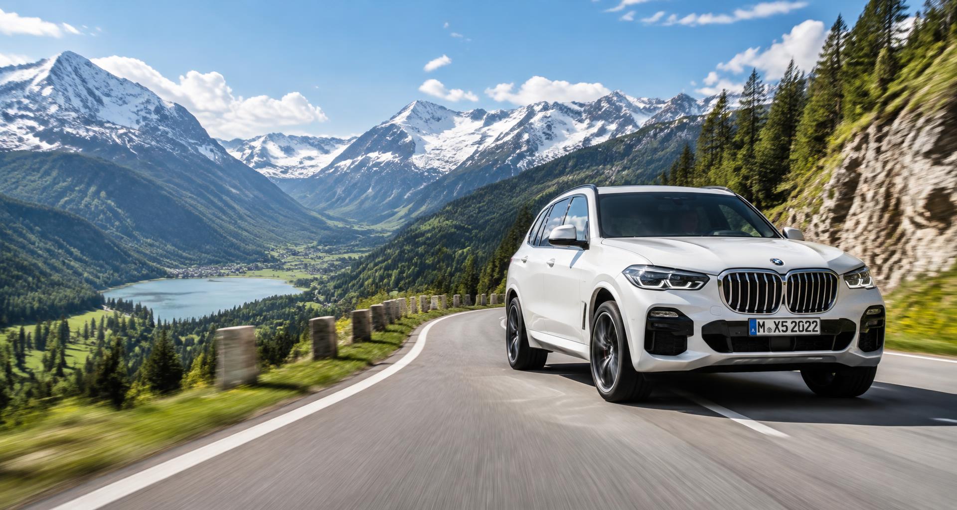 BMW X5 2022 pe un drum de munte